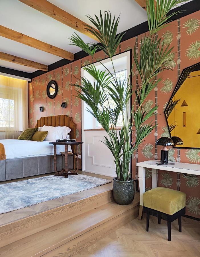 קובנה Suite With Private Bathroom At Three Bedroom Interwar Villa Grabyte With Daily Spaces To Share By Pine Forest On The Bank Of The River- 8Min By Car From Old Town מראה חיצוני תמונה